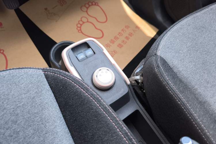 Used Chery QQ Ice Cream 2022 170km Sundae Phosphate Lithium-Ion Gear Lever