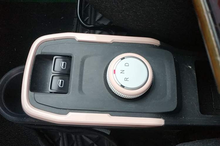 Used Chery QQ Ice Cream 2022 170km Sundae Phosphate Lithium-Ion Gear Lever