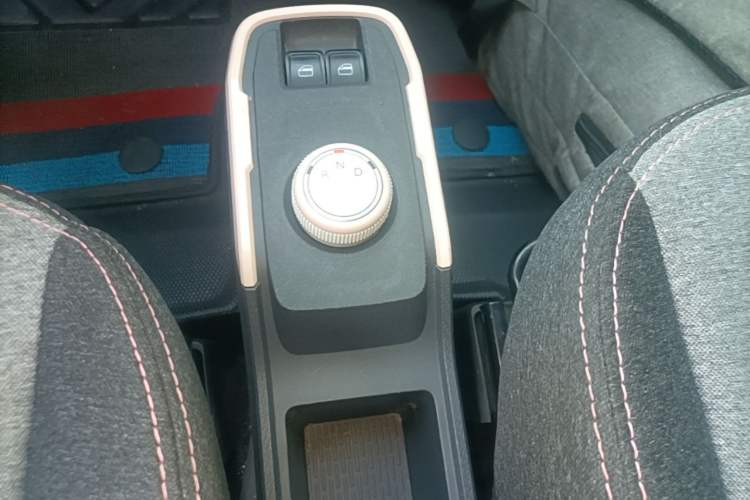 Used Chery QQ Ice Cream 2022 170km Sundae Phosphate Lithium-Ion Gear Lever