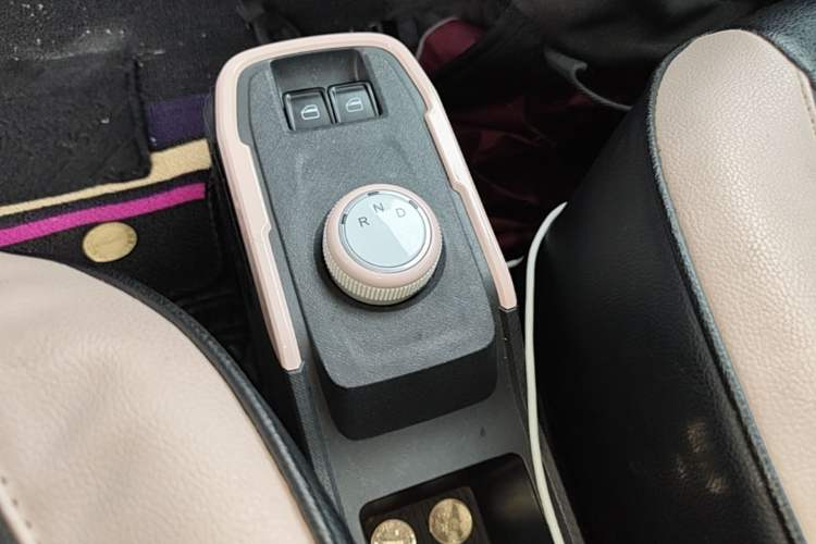 Used Chery QQ Ice Cream 2022 170km Sundae Phosphate Lithium-Ion Gear Lever