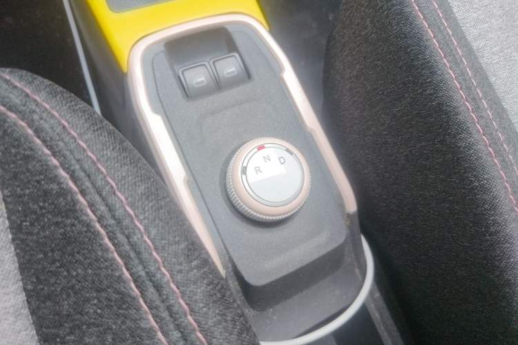 Used Chery QQ Ice Cream 2022 170km Sundae Phosphate Lithium-Ion Gear Lever