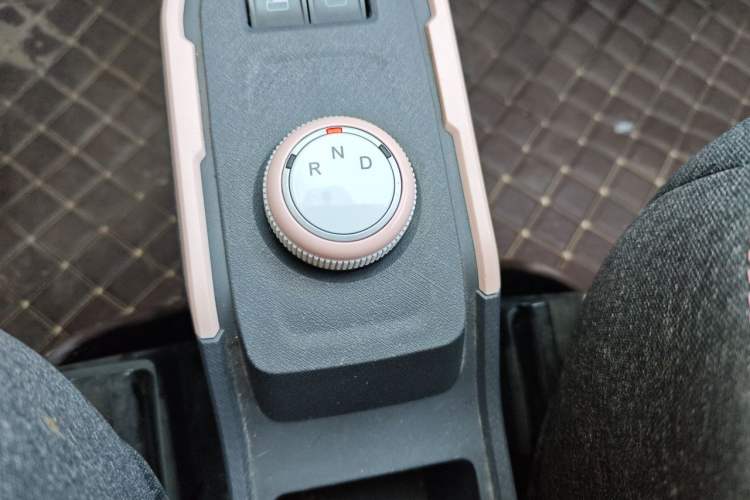 Used Chery QQ Ice Cream 2022 170km Sundae Phosphate Lithium-Ion Gear Lever