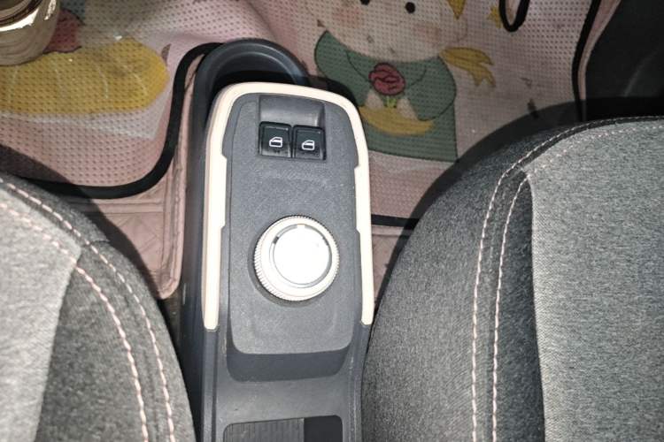 Used Chery QQ Ice Cream 2022 170km Sundae Phosphate Lithium-Ion Gear Lever
