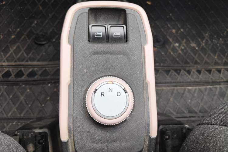 Used Chery QQ Ice Cream 2022 170km Sundae Phosphate Lithium-Ion Gear Lever