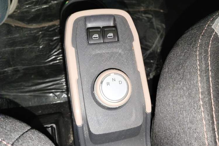 Used Chery QQ Ice Cream 2022 170km Sundae Phosphate Lithium-Ion Gear Lever
