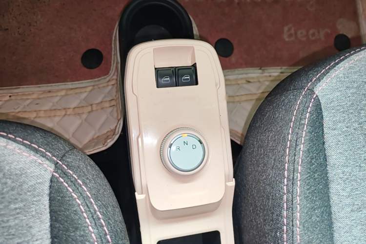 Used Chery QQ Ice Cream 2022 170km Sundae Phosphate Lithium-Ion Gear Lever