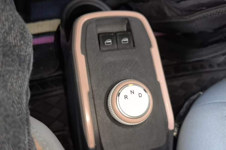 Used Chery QQ Ice Cream 2022 170km Sundae Phosphate Lithium-Ion Gear Lever