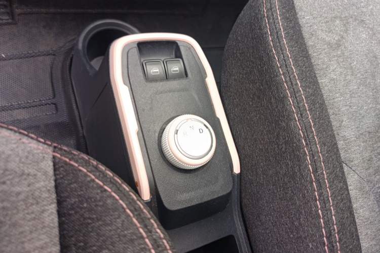 Used Chery QQ Ice Cream 2022 170km Sundae Phosphate Lithium-Ion Gear Lever