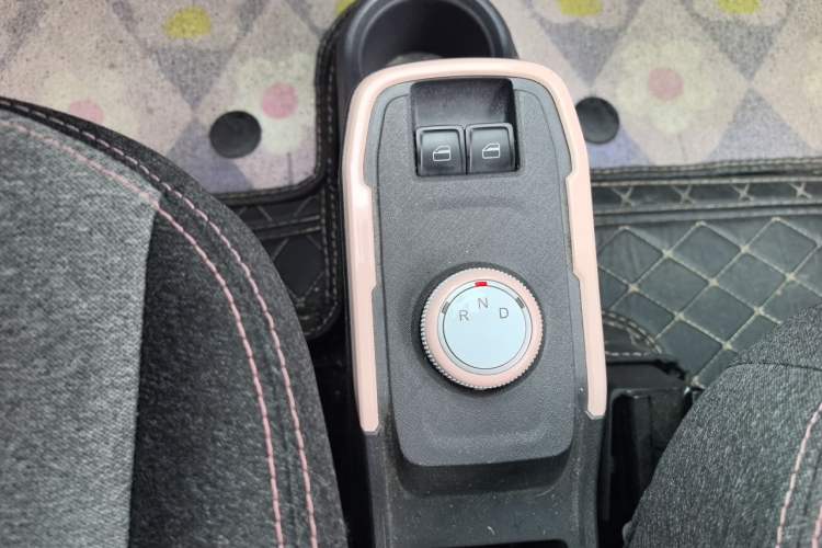 Used Chery QQ Ice Cream 2022 170km Sundae Phosphate Lithium-Ion Gear Lever