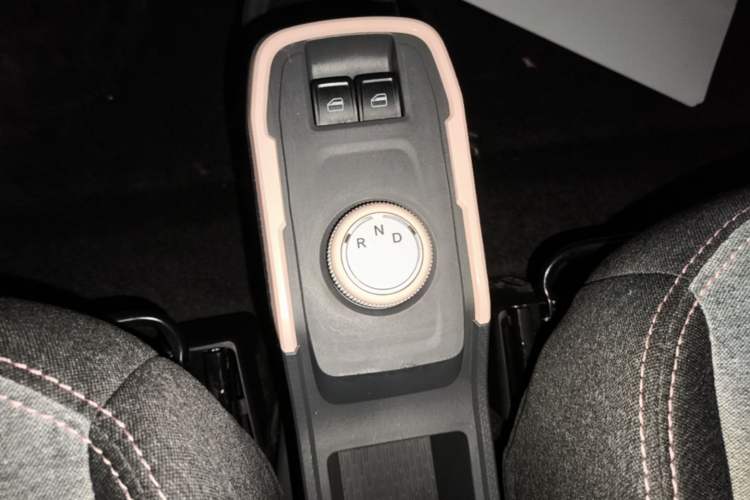 Used Chery QQ Ice Cream 2022 170km Sundae Phosphate Lithium-Ion Gear Lever