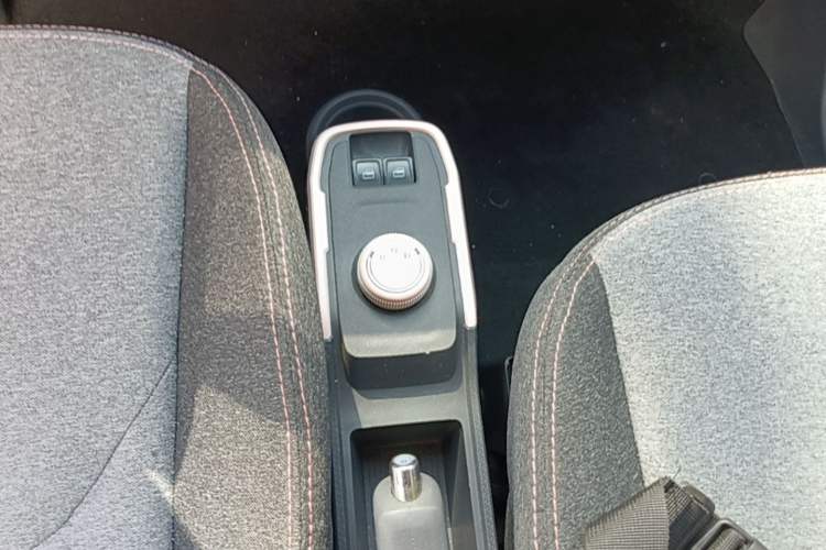 Used Chery QQ Ice Cream 2022 170km Sundae Phosphate Lithium-Ion Gear Lever