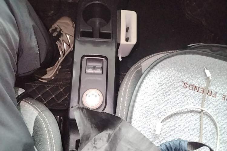 Used Chery QQ Ice Cream 2022 170km Sundae Phosphate Lithium-Ion Gear Lever