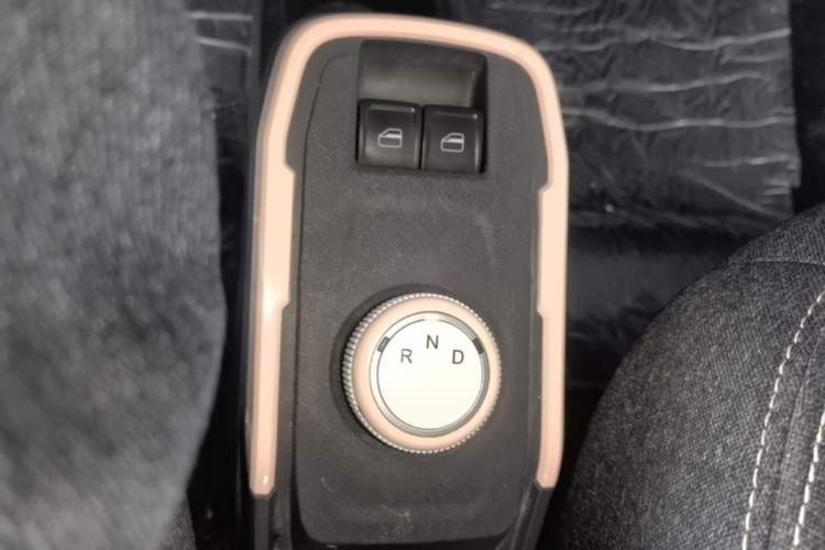 Used Chery QQ Ice Cream 2022 170km Sundae Phosphate Lithium-Ion Gear Lever