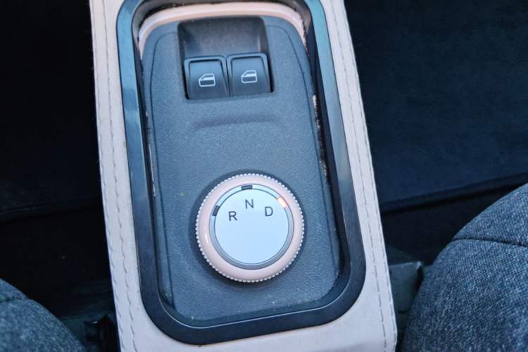 Used Chery QQ Ice Cream 2022 170km Sundae Phosphate Lithium-Ion Gear Lever