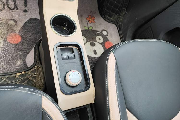 Used Chery QQ Ice Cream 2022 170km Sundae Phosphate Lithium-Ion Gear Lever