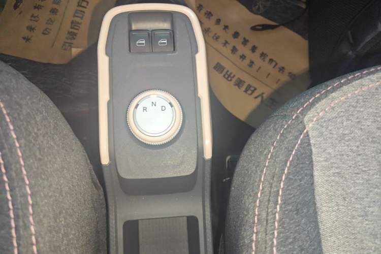 Used Chery QQ Ice Cream 2022 170km Sundae Phosphate Lithium-Ion Gear Lever