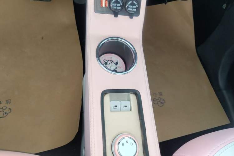 Used Chery QQ Ice Cream 2022 Taohuanxi Fragrant Peach Model Gear Lever