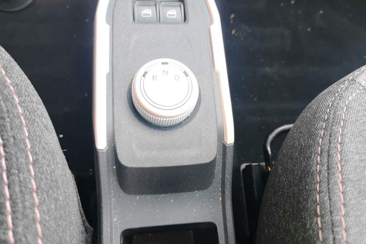 Used Chery QQ Ice Cream 2022 170km Sundae Phosphate Lithium-Ion Gear Lever