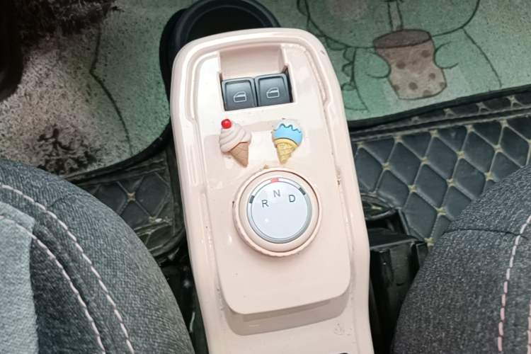 Used Chery QQ Ice Cream 2022 170km Sundae Phosphate Lithium-Ion Gear Lever