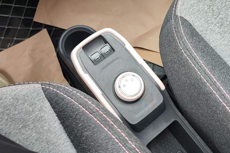 Used Chery QQ Ice Cream 2022 170km Sundae Phosphate Lithium-Ion Gear Lever