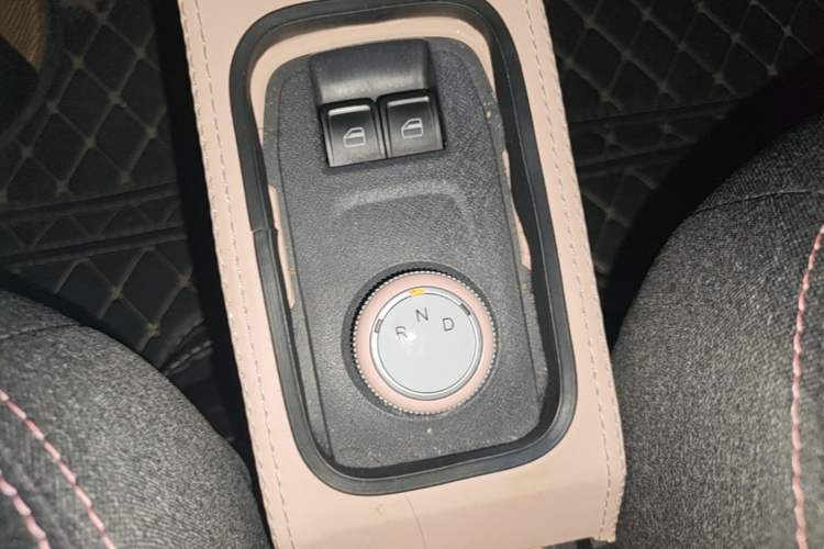 Used Chery QQ Ice Cream 2022 170km Sundae Phosphate Lithium-Ion Gear Lever
