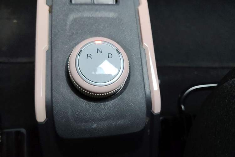 Used Chery QQ Ice Cream 2022 170km Sundae Phosphate Lithium-Ion Gear Lever