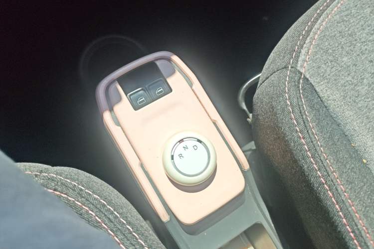Used Chery QQ Ice Cream 2022 170km Sundae Phosphate Lithium-Ion Gear Lever