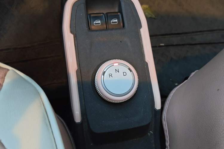Used Chery QQ Ice Cream 2022 170km Sundae Phosphate Lithium-Ion Gear Lever