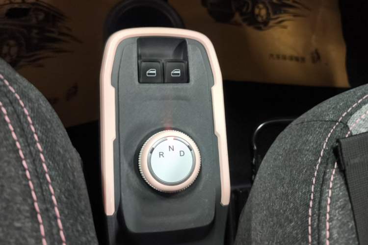Used Chery QQ Ice Cream 2022 170km Sundae Phosphate Lithium-Ion Gear Lever