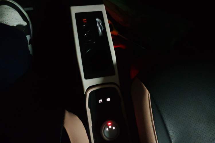 Used Chery QQ Ice Cream 2022 170km Sundae Phosphate Lithium-Ion Gear Lever