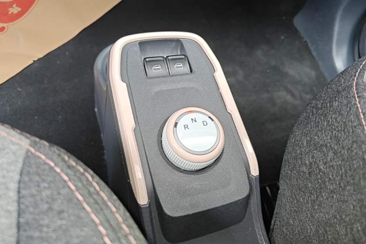 Used Chery QQ Ice Cream 2022 170km Sundae Phosphate Lithium-Ion Gear Lever