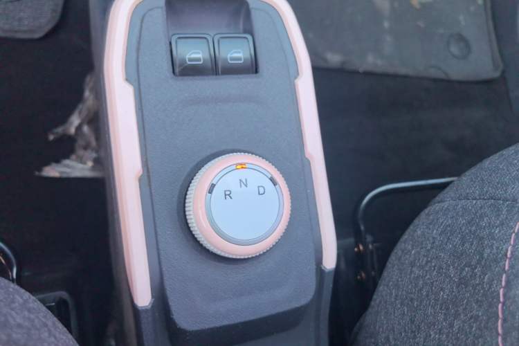 Used Chery QQ Ice Cream 2022 170km Sundae Phosphate Lithium-Ion Gear Lever