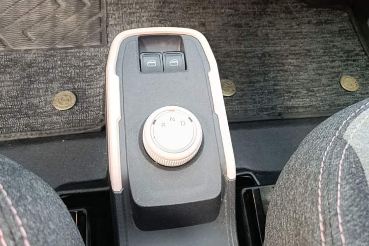Used Chery QQ Ice Cream 2022 170km Sundae Phosphate Lithium-Ion Gear Lever