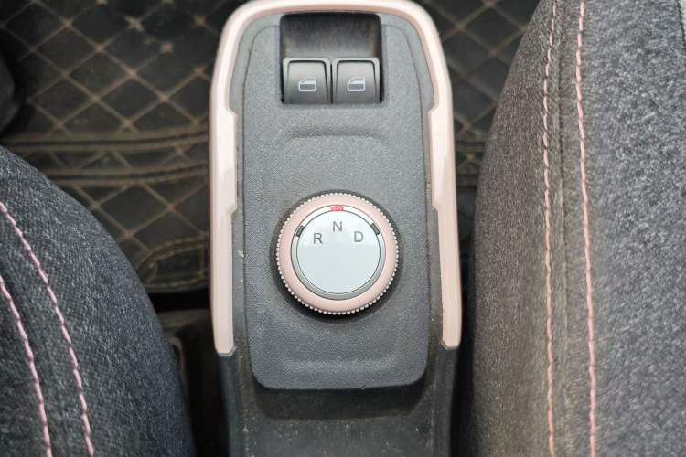 Used Chery QQ Ice Cream 2022 170km Sundae Phosphate Lithium-Ion Gear Lever