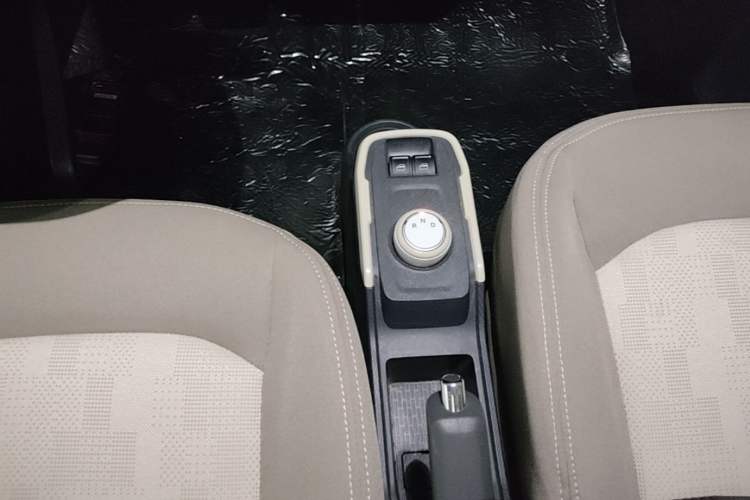 Used Chery QQ Ice Cream 2022 170km Sundae Phosphate Lithium-Ion Gear Lever