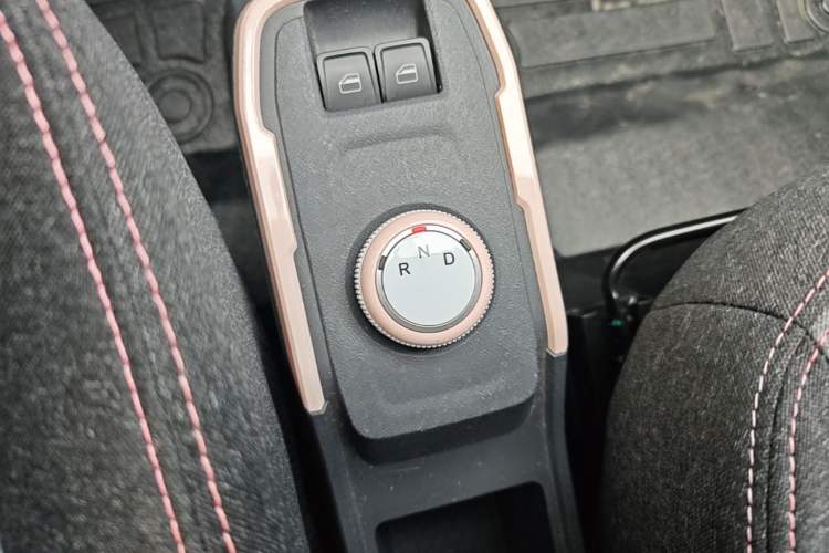 Used Chery QQ Ice Cream 2022 170km Sundae Phosphate Lithium-Ion Gear Lever