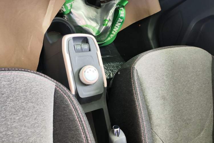 Used Chery QQ Ice Cream 2022 170km Sundae Phosphate Lithium-Ion Gear Lever