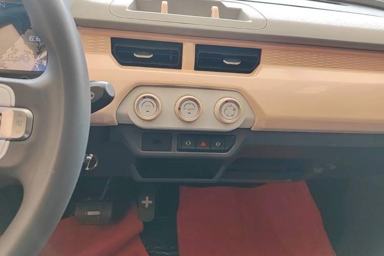 Used Chery QQ Ice Cream 2022 170km Sundae Phosphate Lithium-Ion Audio And AC Panel