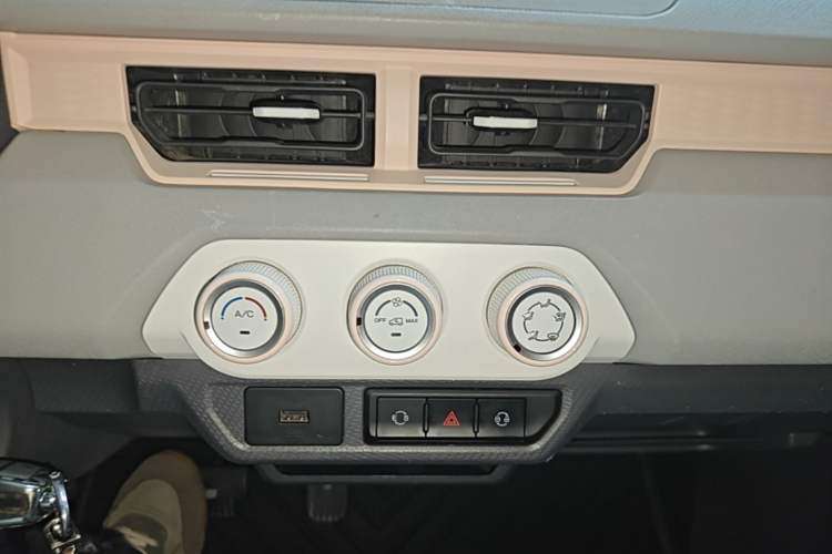 Used Chery QQ Ice Cream 2022 170km Sundae Phosphate Lithium-Ion Audio And AC Panel