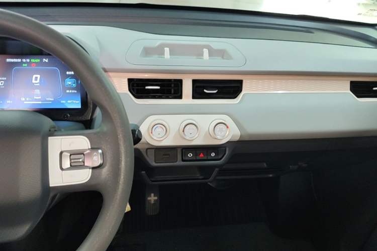 Used Chery QQ Ice Cream 2022 170km Sundae Phosphate Lithium-Ion Audio And AC Panel