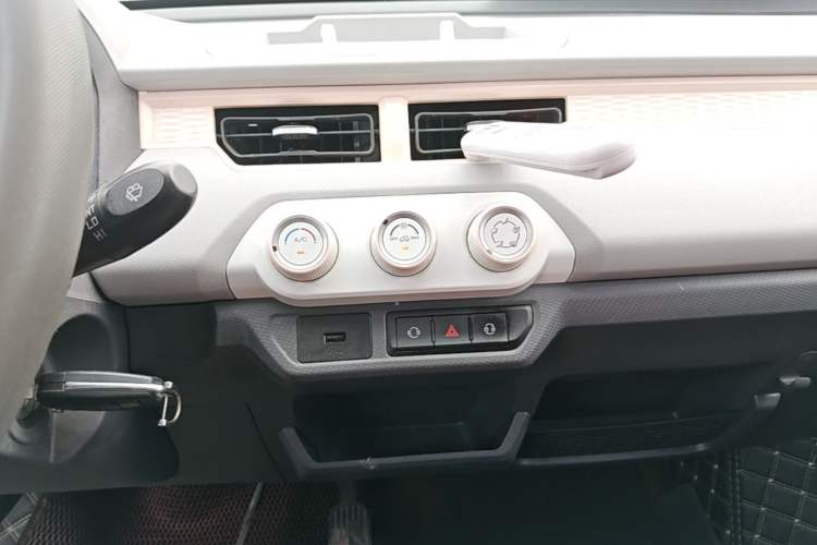 Used Chery QQ Ice Cream 2022 170km Sundae Phosphate Lithium-Ion Audio And AC Panel