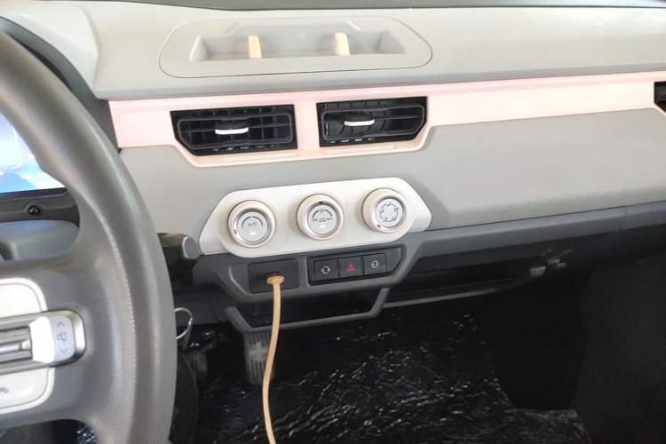 Used Chery QQ Ice Cream 2022 170km Sundae Phosphate Lithium-Ion Audio And AC Panel