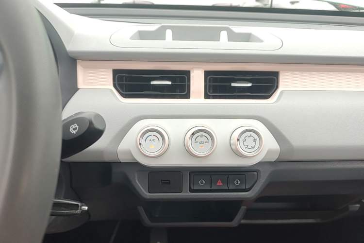 Used Chery QQ Ice Cream 2022 170km Sundae Phosphate Lithium-Ion Audio And AC Panel