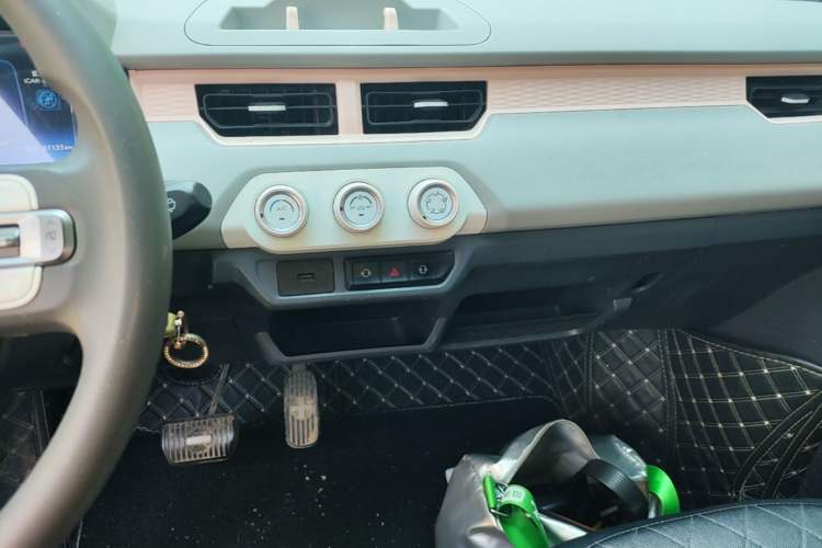 Used Chery QQ Ice Cream 2022 170km Sundae Phosphate Lithium-Ion Audio And AC Panel