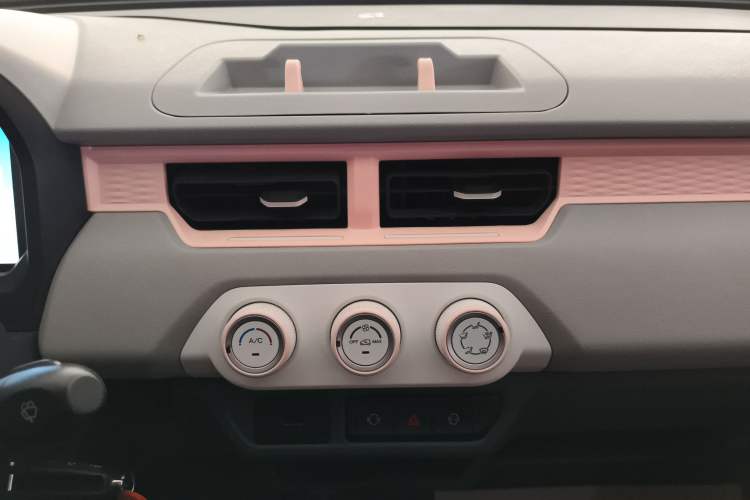 Used Chery QQ Ice Cream 2022 170km Sundae Phosphate Lithium-Ion Audio And AC Panel
