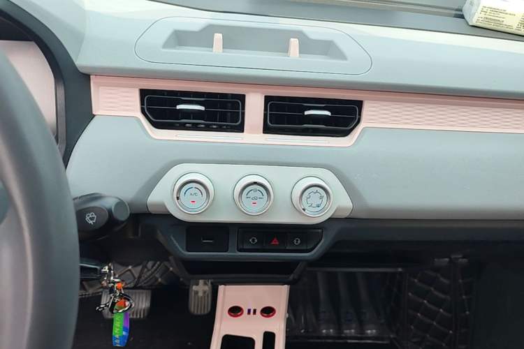 Used Chery QQ Ice Cream 2022 170km Sundae Phosphate Lithium-Ion Audio And AC Panel
