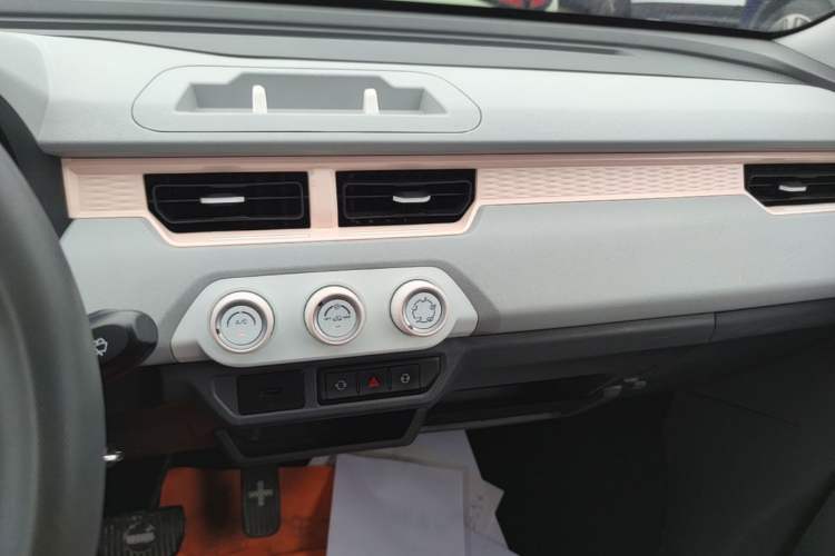 Used Chery QQ Ice Cream 2022 170km Sundae Phosphate Lithium-Ion Audio And AC Panel
