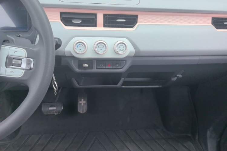 Used Chery QQ Ice Cream 2022 170km Sundae Phosphate Lithium-Ion Audio And AC Panel