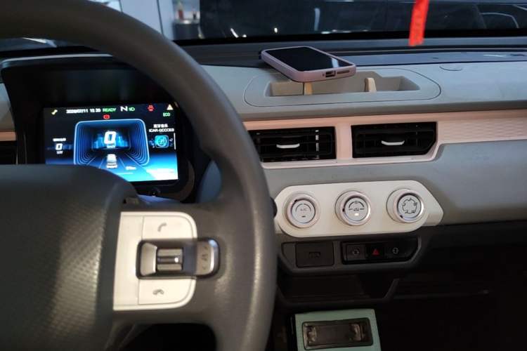 Used Chery QQ Ice Cream 2022 170km Sundae Phosphate Lithium-Ion Audio And AC Panel