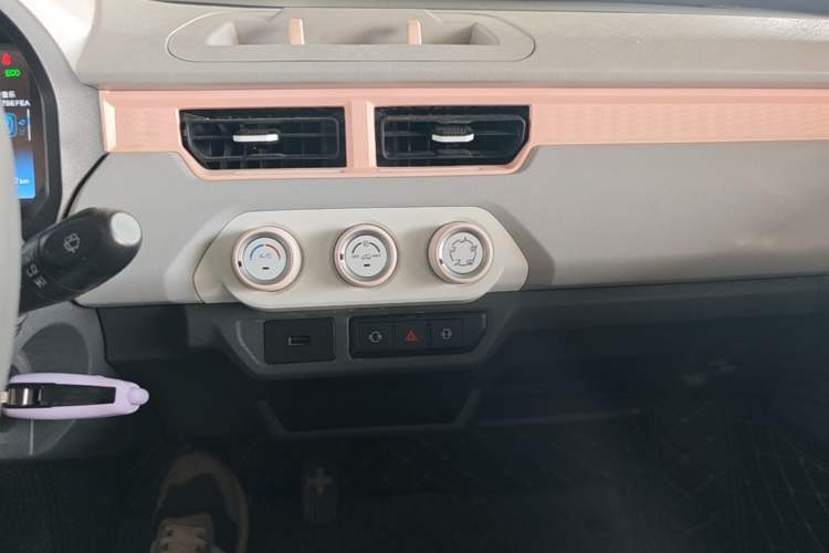 Used Chery QQ Ice Cream 2022 170km Sundae Phosphate Lithium-Ion Audio And AC Panel